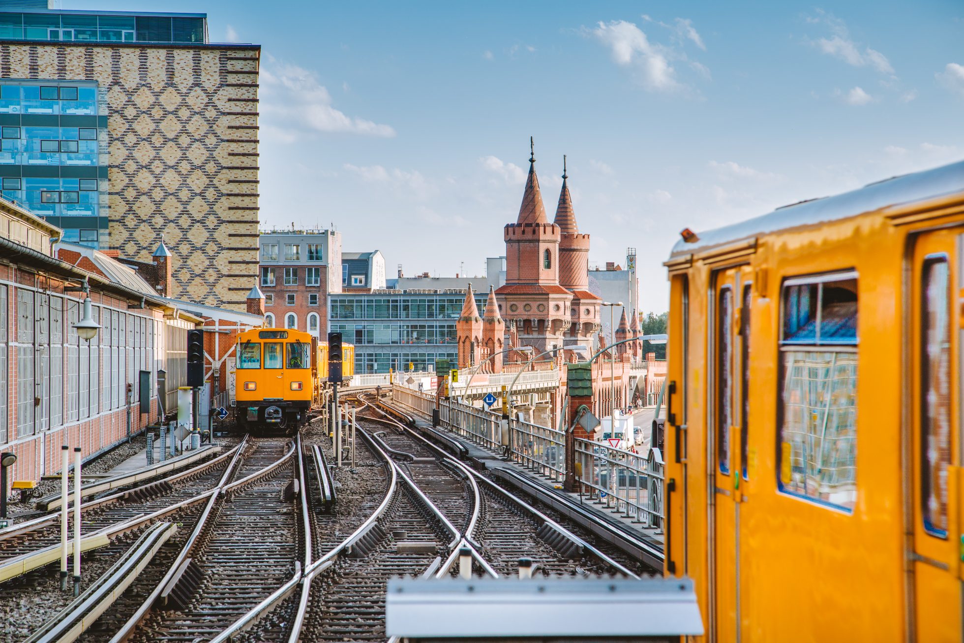 Panoramiczny widok berlińskiego metra z mostem Oberbaum w tle, z efektem filtra w stylu retro, Berlin, dzielnica Friedrichshain-Kreuzberg