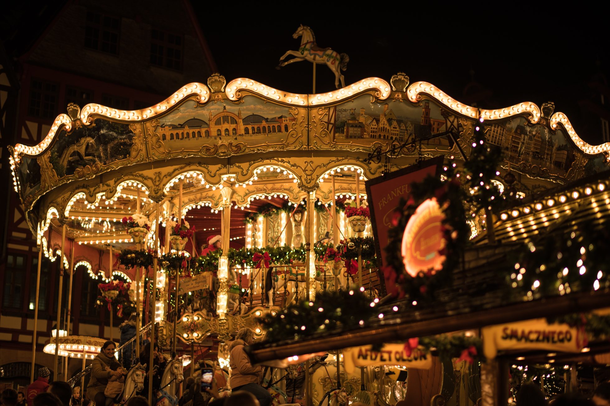 フランクフルトのクリスマスマーケットのメリーゴーランド