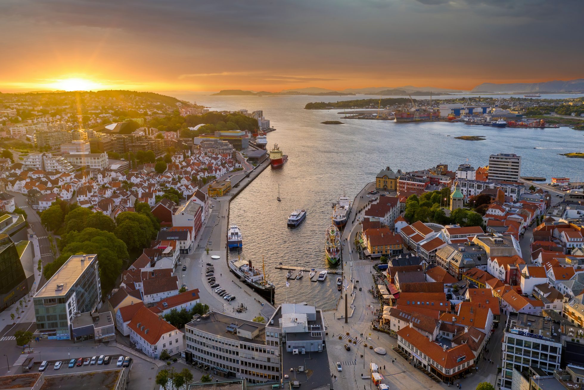 Vue aérienne du port de Stavanger, Norvège, au crépuscule.