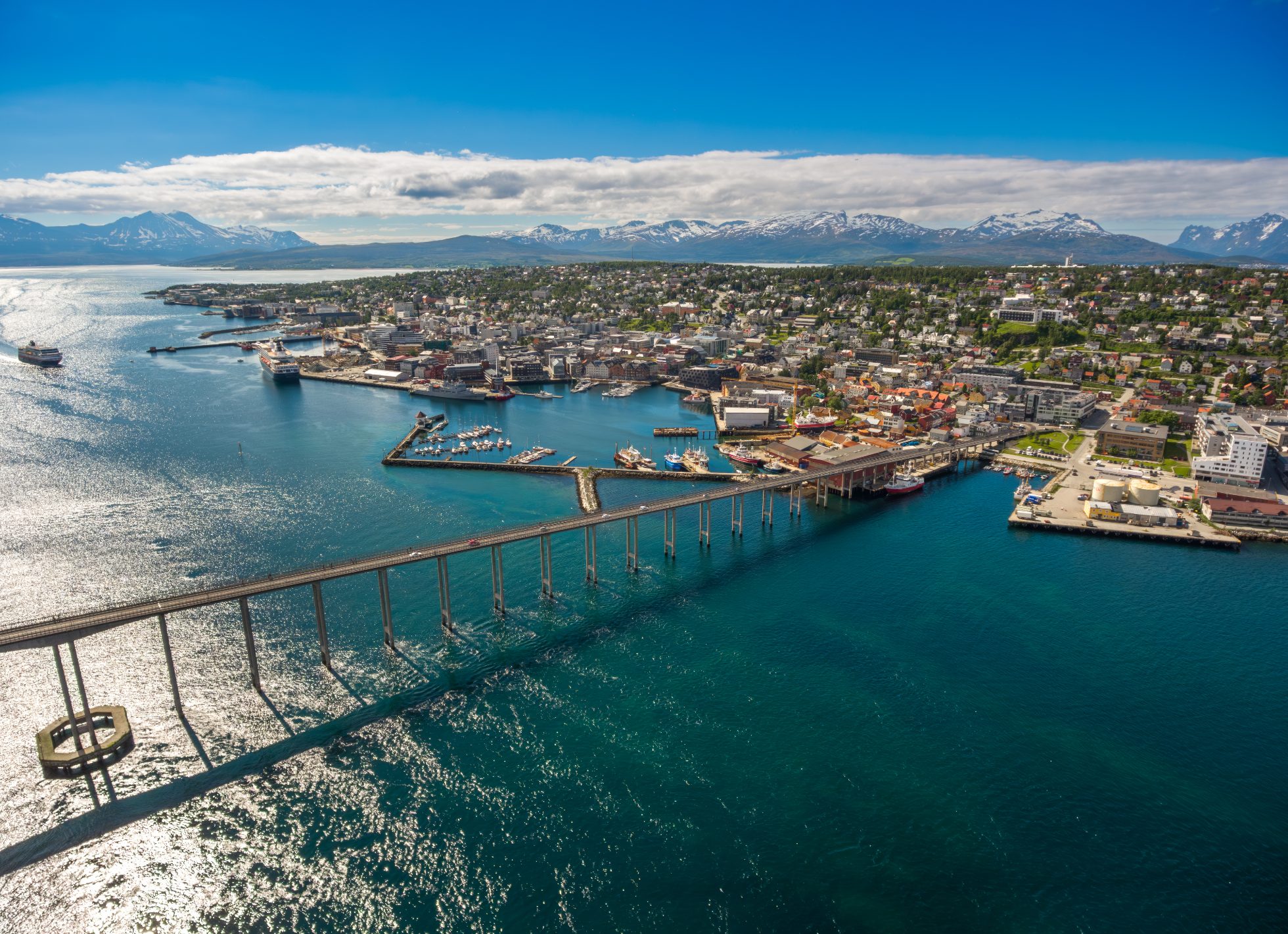 Zdjęcie lotnicze mostu w mieście Tromsø w Norwegii. Tromsø jest uważane za najbardziej na północ wysunięte miasto na świecie, którego liczba mieszkańców przekracza 50 000.