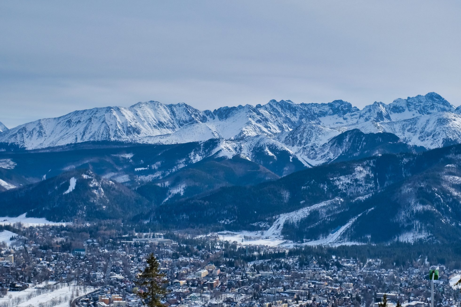 Panoramiczny widok na Zakopane i ośnieżone Tatry w ciągu dnia, gdzie na narty w Polsce