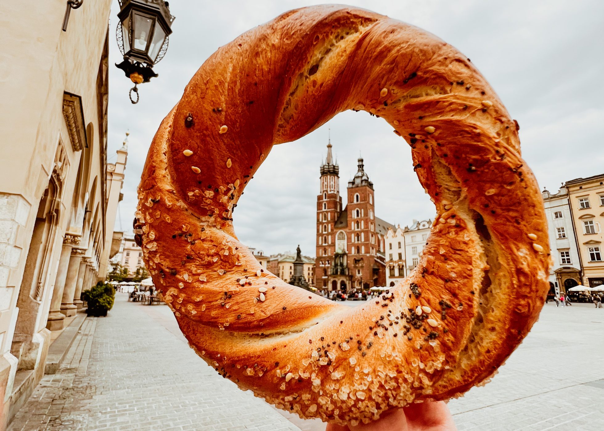 Vue de la place du marché de Cracovie et de l'obwarzanek de Cracovie, où passer ses vacances en septembre?