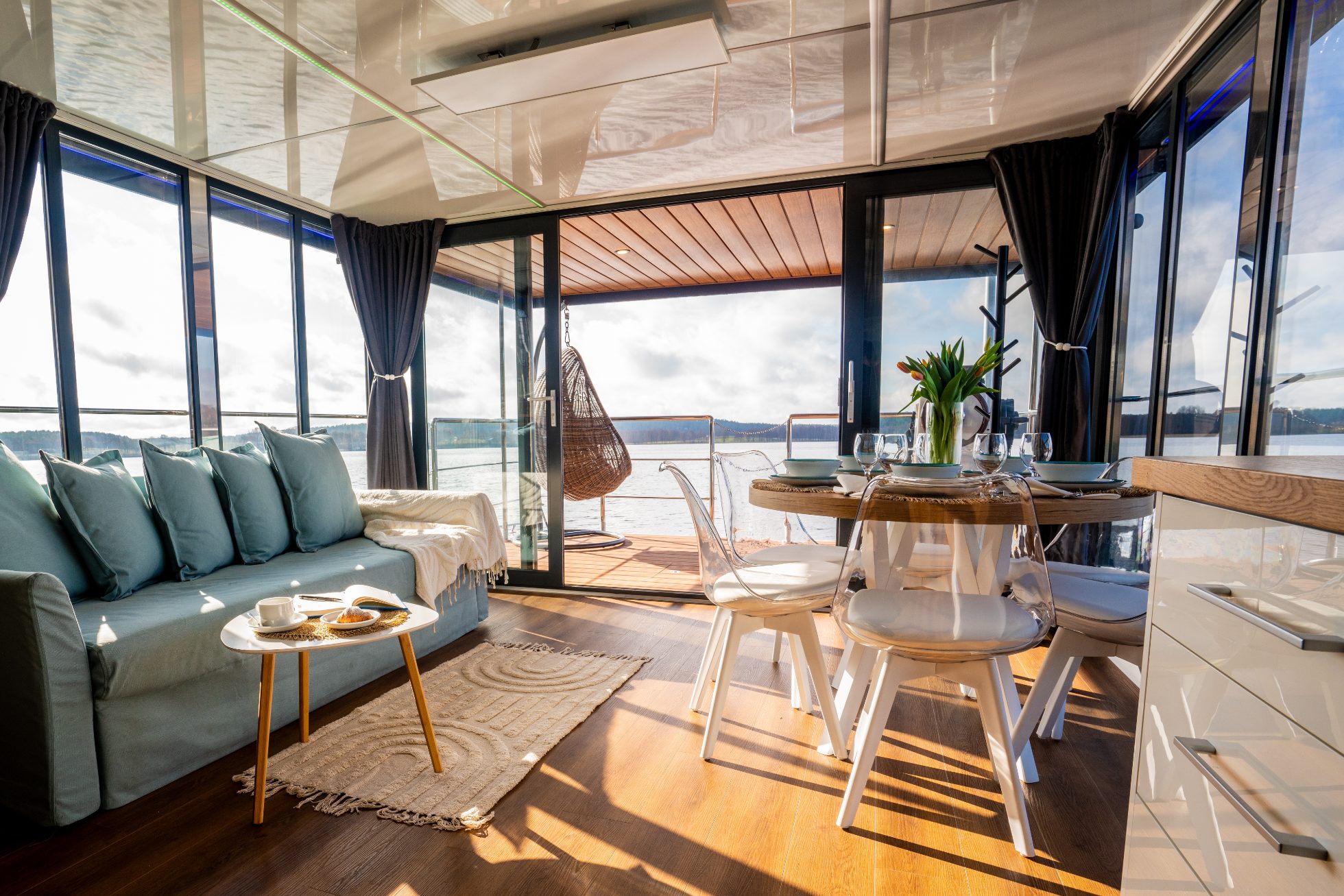 Nowoczesny houseboat przy Hotelu Pirat w Olsztynie z panoramą na jezioro Ukiel