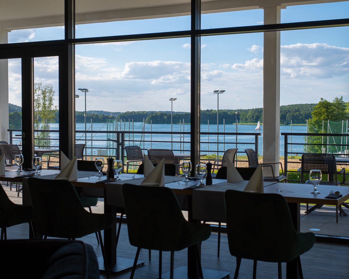 Budynek hotelu Omega w Olsztynie z zewnątrz.