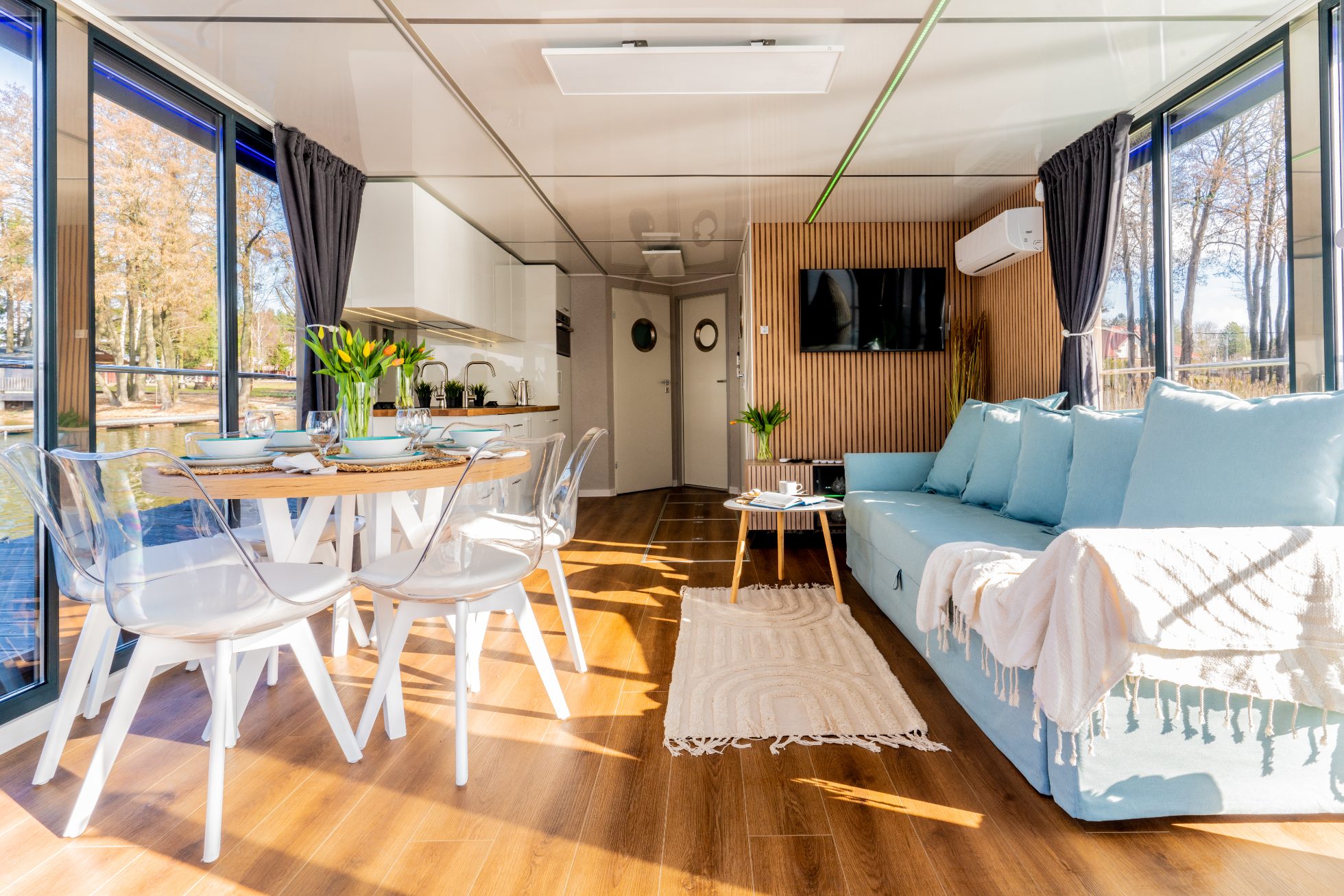Wnętrze houseboat przy Hotelu Pirat w Olsztynie z panoramą na jezioro Ukiel
