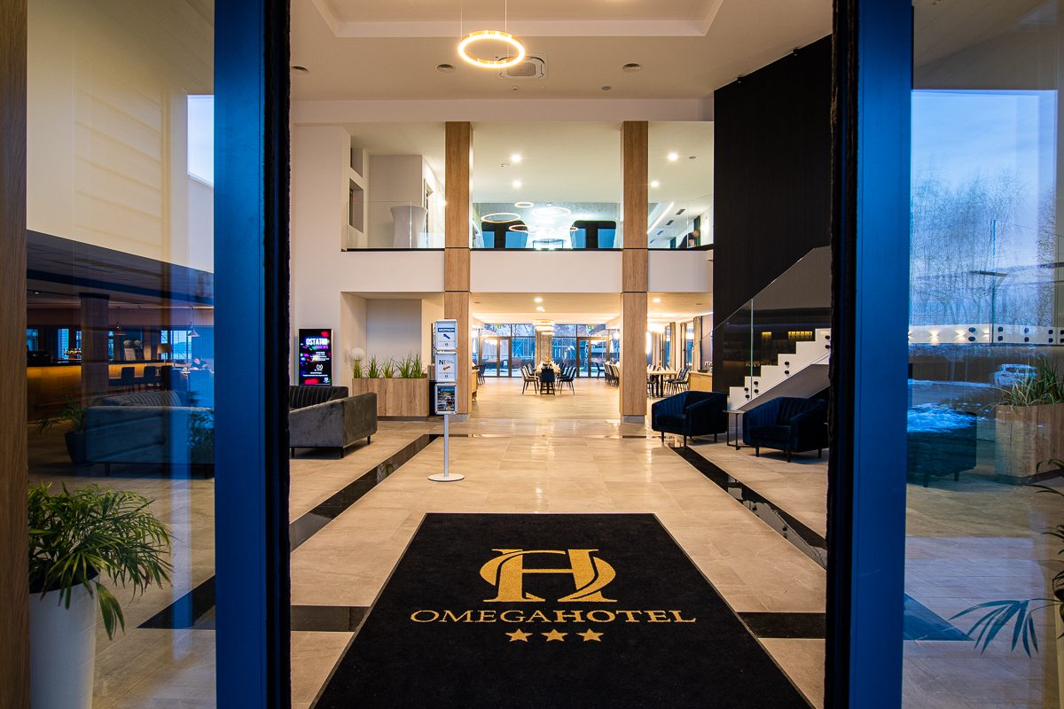 Budynek hotelu Omega w Olsztynie na tle nieba.
