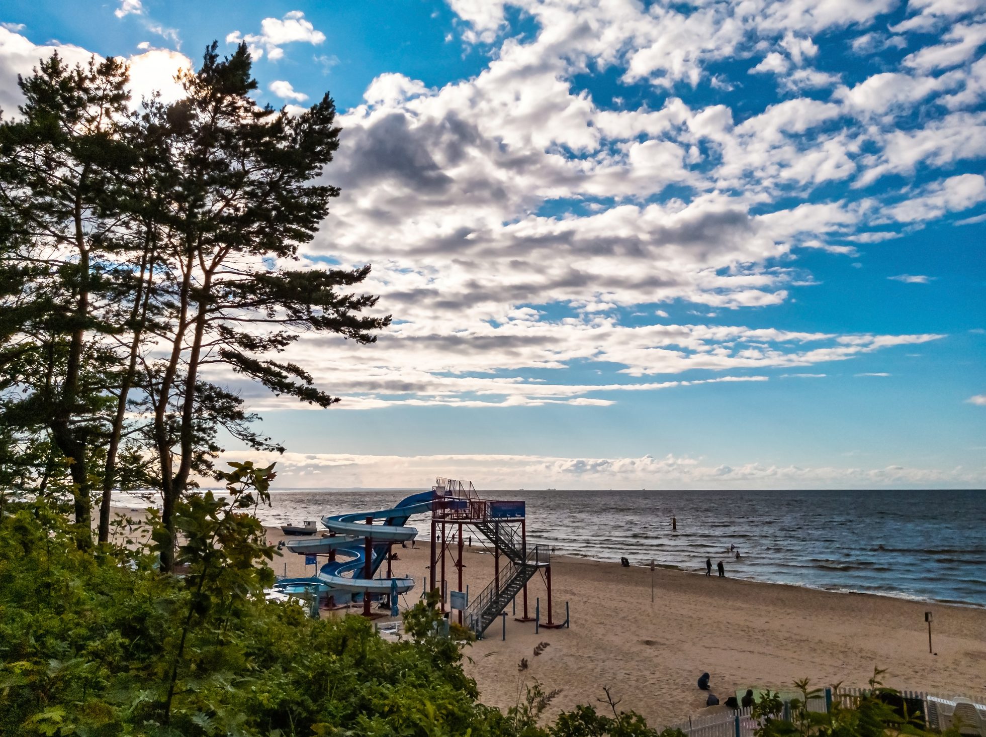 playa con tobogán acuático