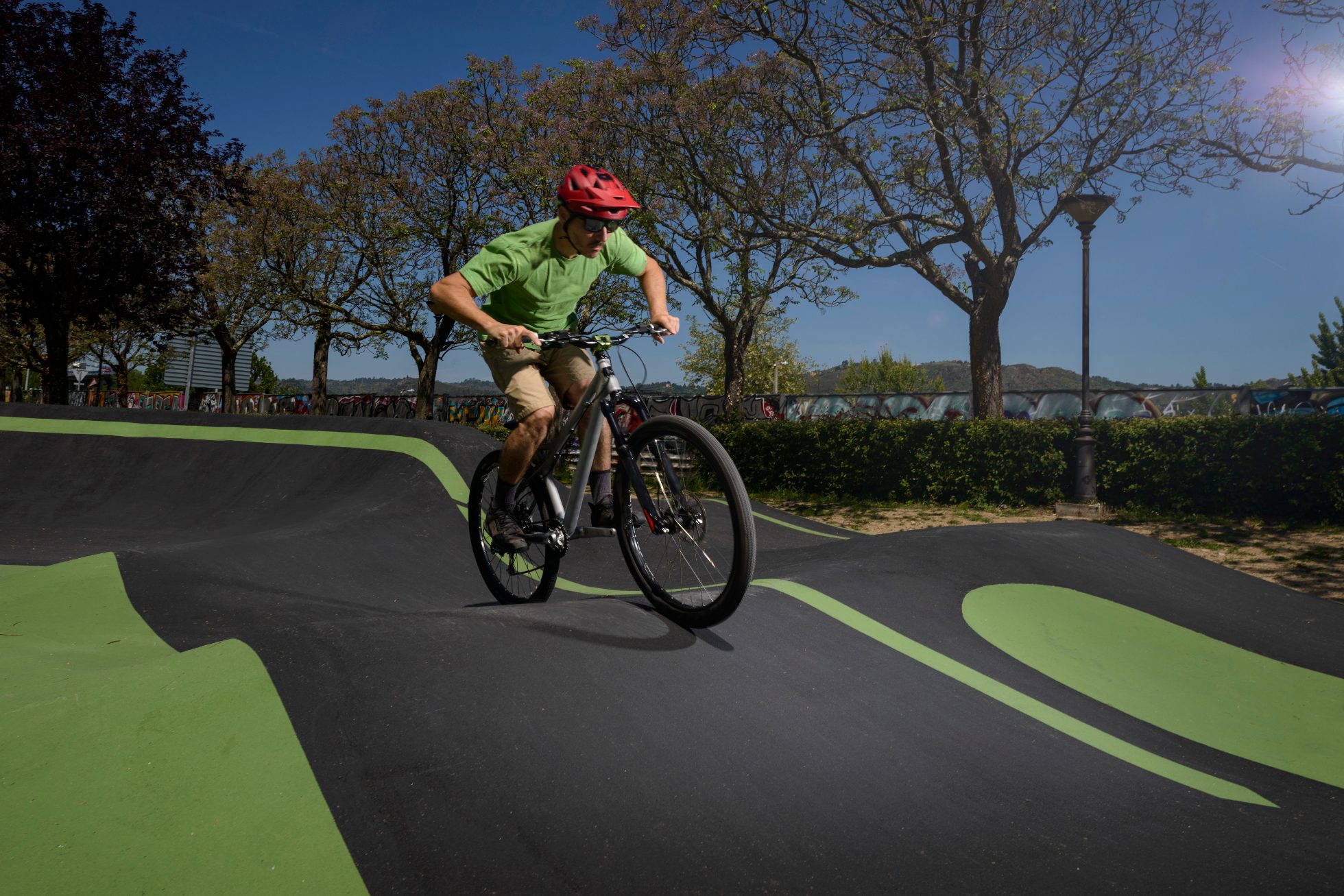 Kolarz na torze pumptrackowym