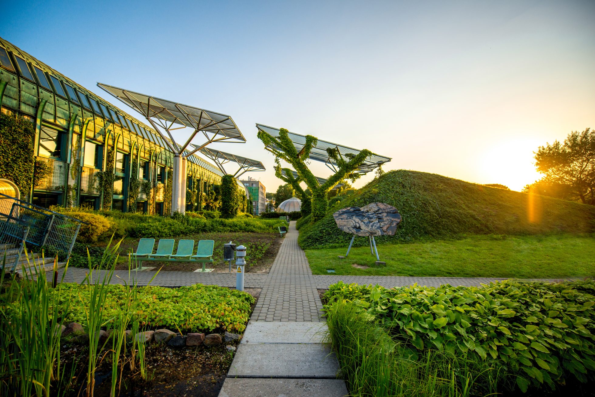 The photo shows the rooftop gardens of the University of Warsaw Library.