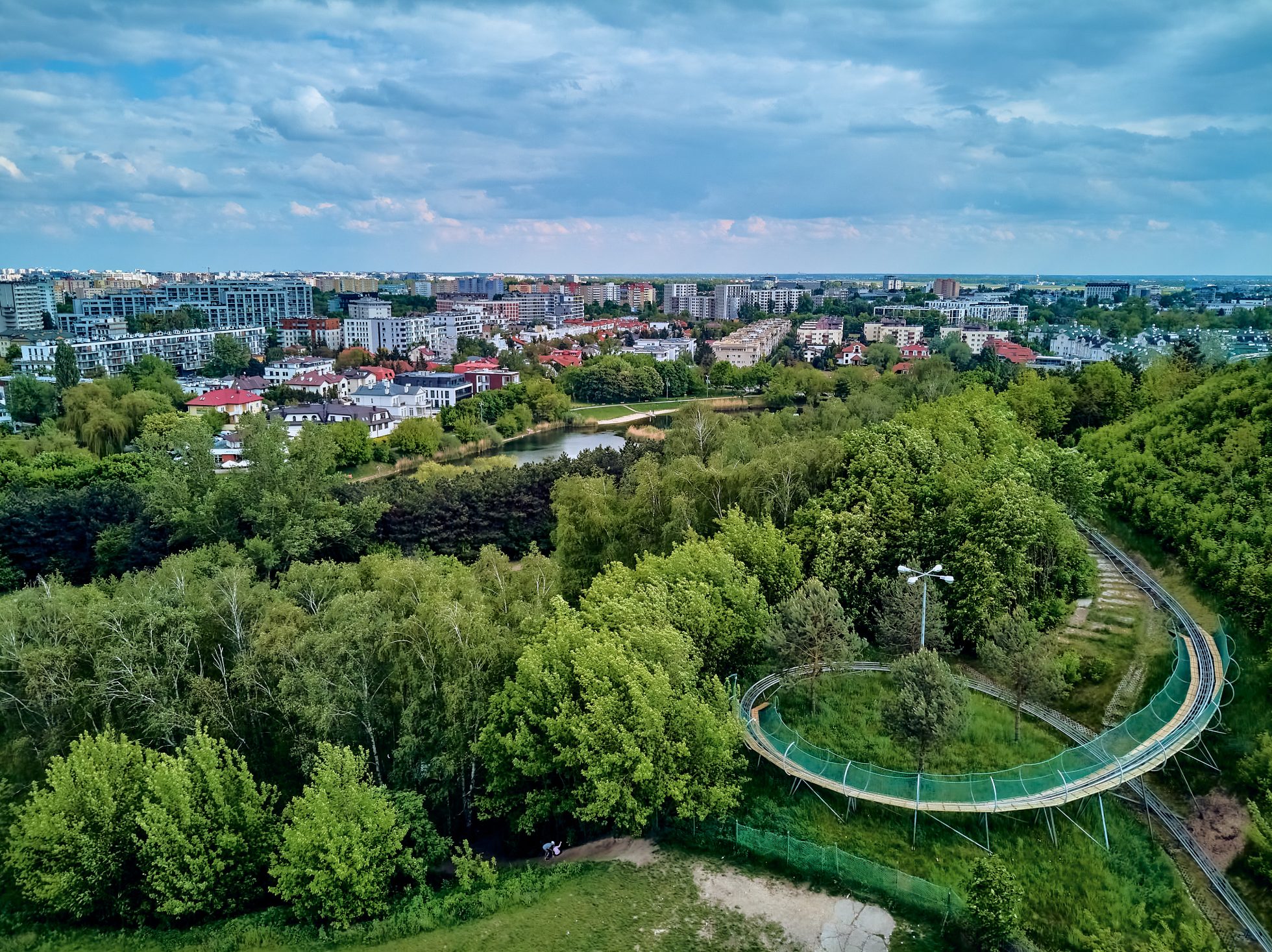 Zdjęcie przedstawia wzgórze Szczęśliwice w Warszawie.