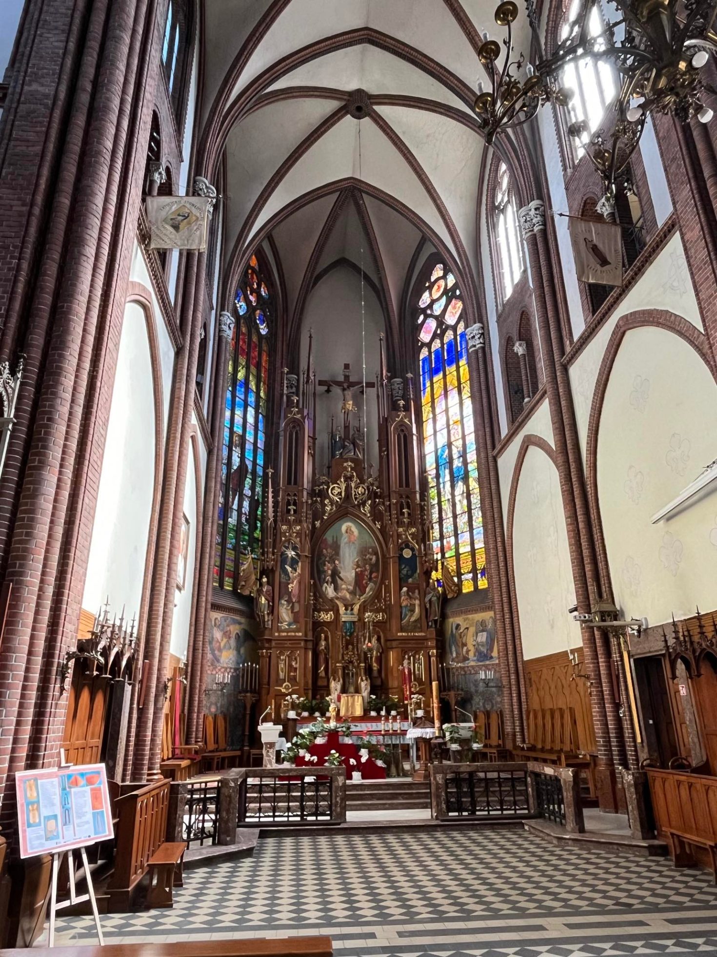 Budynek kościoła farnego w Żyrardowie z zewnątrz w słoneczny dzień.