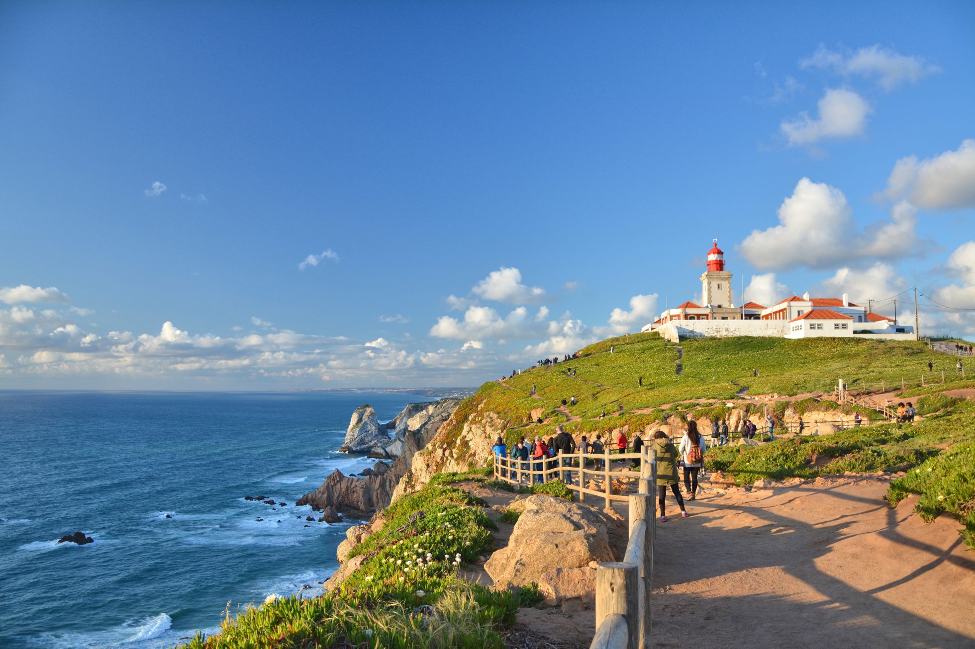 Klif Cabo da Roca w Portugalii. Widok na ocean i skaliste wybrzeże. Szara skała i niebieskie morze.