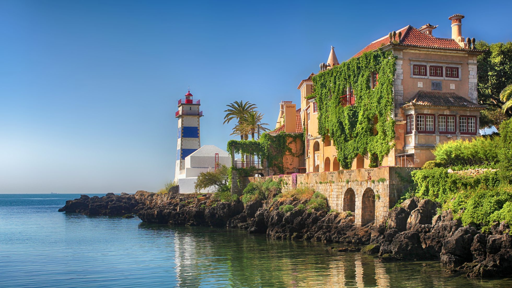 Plaża w Cascais, Portugalia. Słońce, piasek i morze.