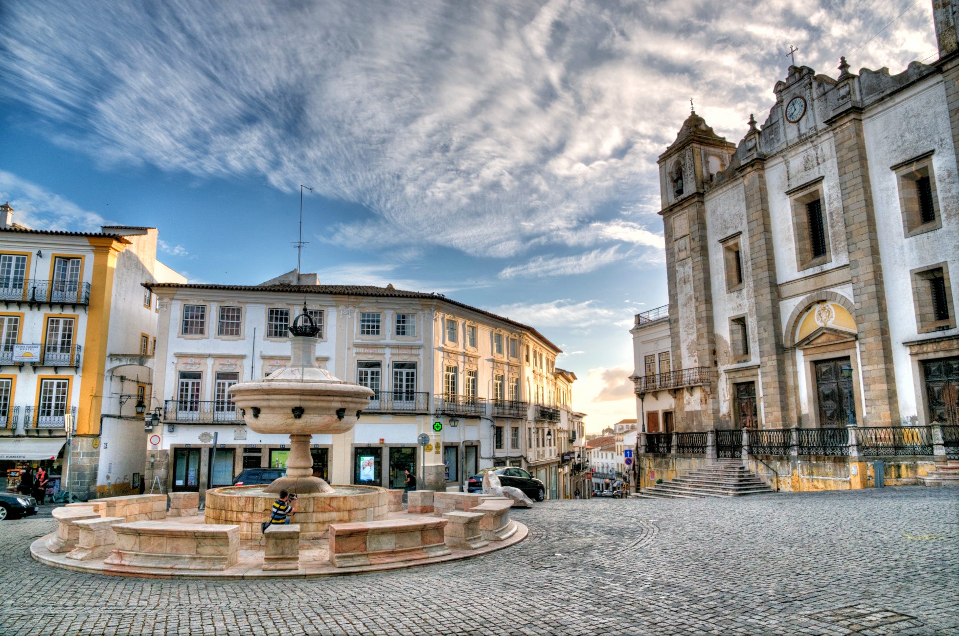 miasto Évora w Portugalii z charakterystyczną architekturą i wąskimi uliczkami.