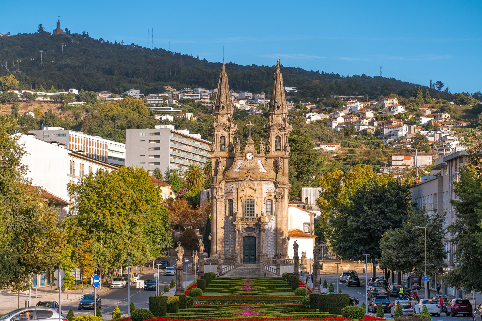 Urokliwe miasto Guimaraes w Portugalii z widoczną architekturą i zielonymi terenami.