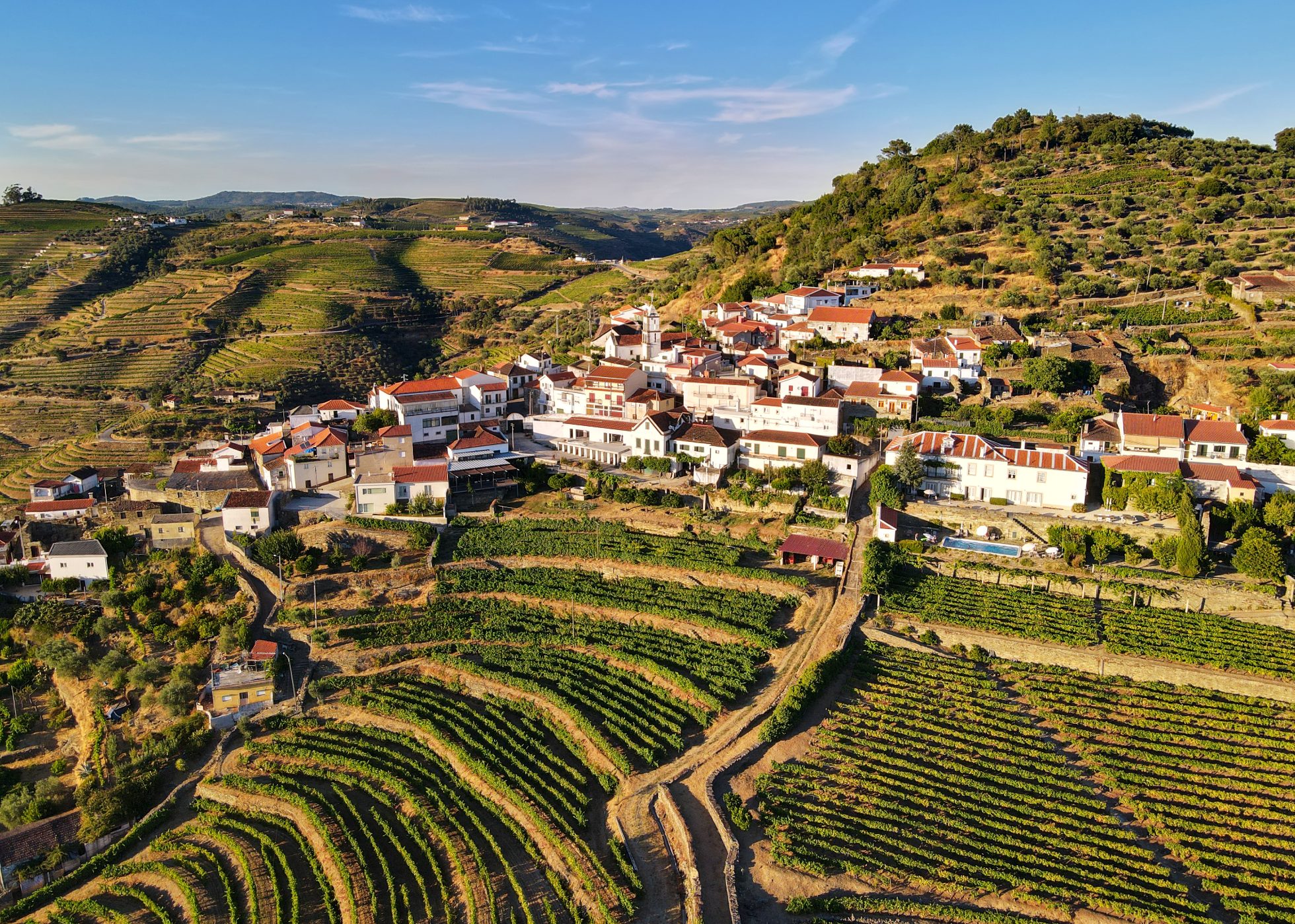 Widok na Lamego w Portugalii z rzeki Duoro.