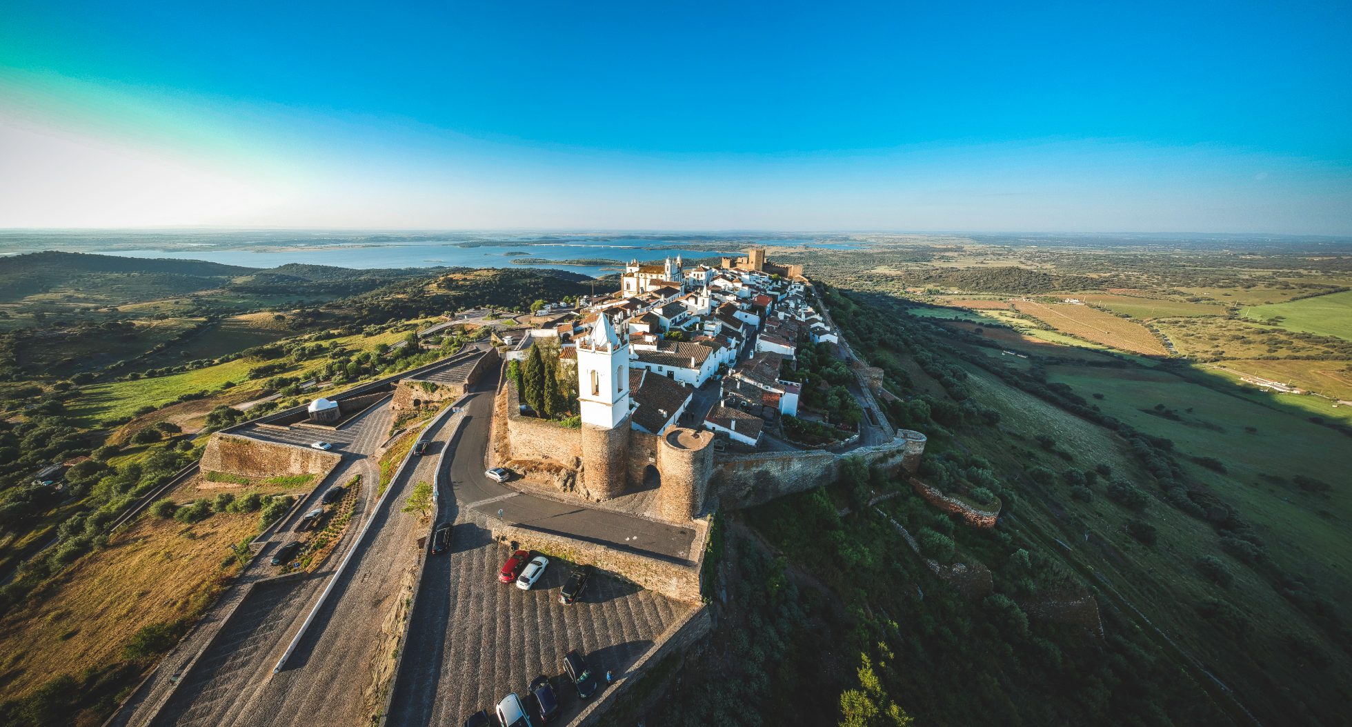 Stary zamek na wzgórzu z widokiem na okolicę w Monsaraz, Portugalia.