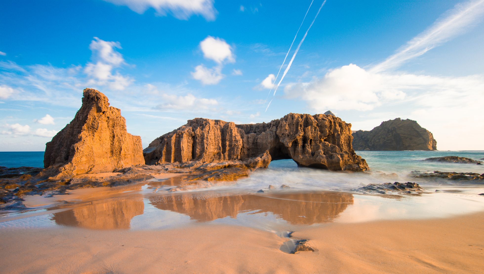 Plaża z błękitnym morzem i piaskiem na Porto Santo, Madeira.