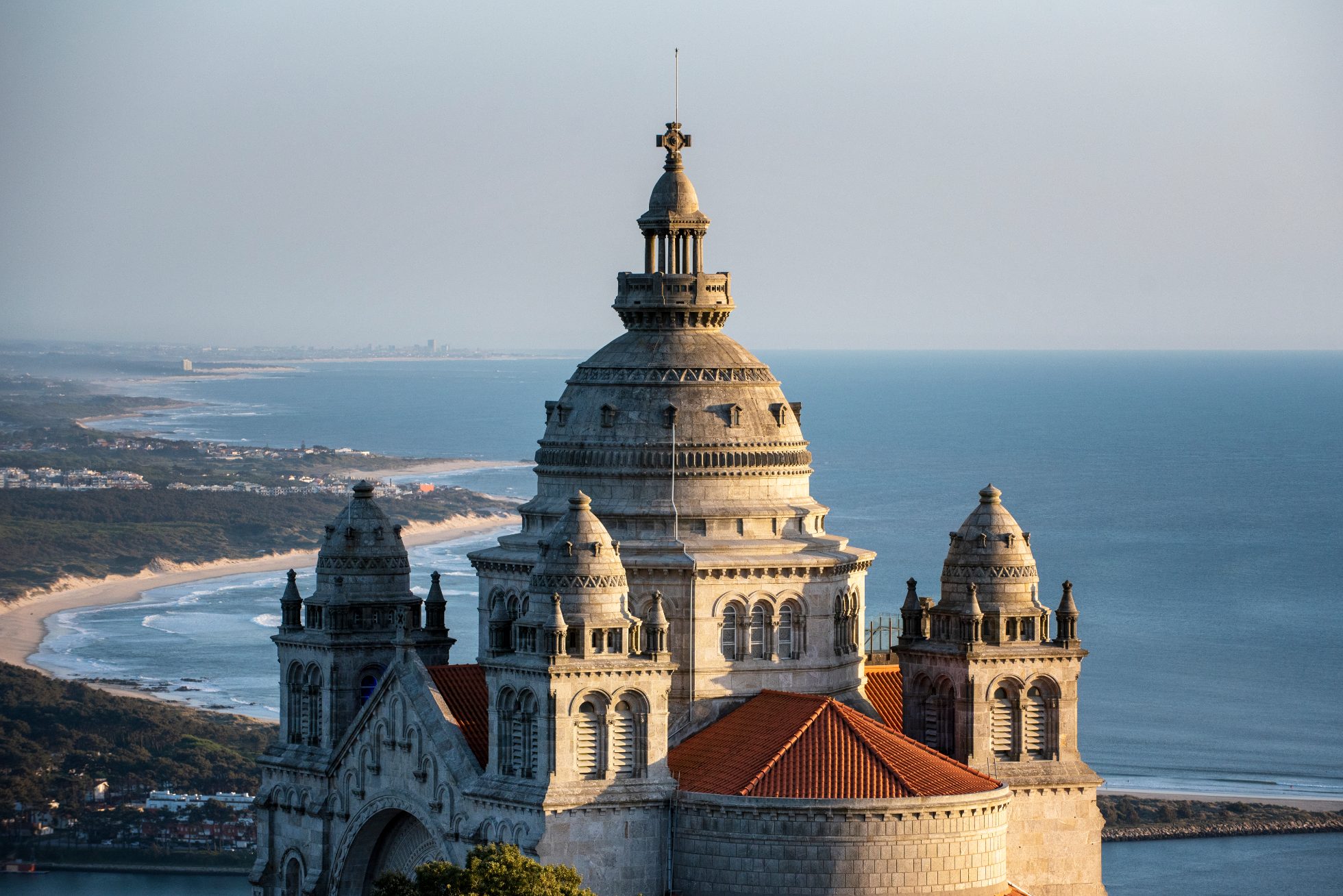Widok na urokliwe miasto Viana do Castelo w Portugalii.