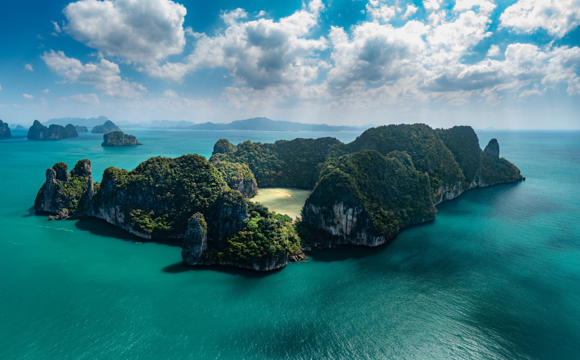 Na tej fantastycznej wyspie Koh Hong nie brakuje zachwycających krajobrazów. Widok z lotu ptaka na lagunę Hong za wyspą Hong w prowincji Krabi w Tajlandii.
