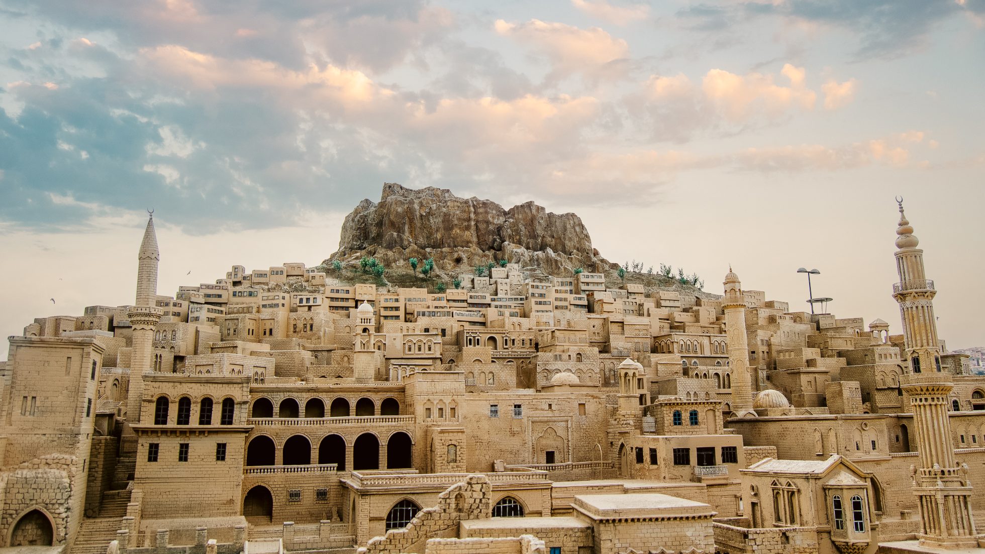 Panoramiczny widok starego miasta Mardin w Turcji przy zachmurzonym niebie. Zdjęcie w wysokiej jakości