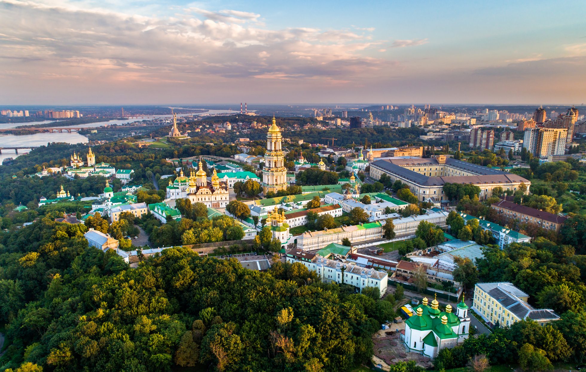 Panoramiczny widok na Ławrę Peczerską w Kijowie