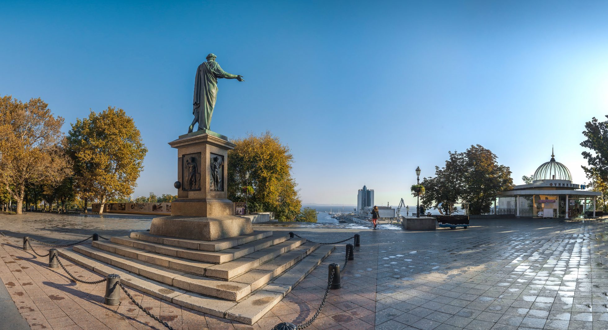 Panoramiczny widok na nadmorski bulwar w Odessie oraz rzeźbę założyciela miasta w słoneczny jesienny poranek.