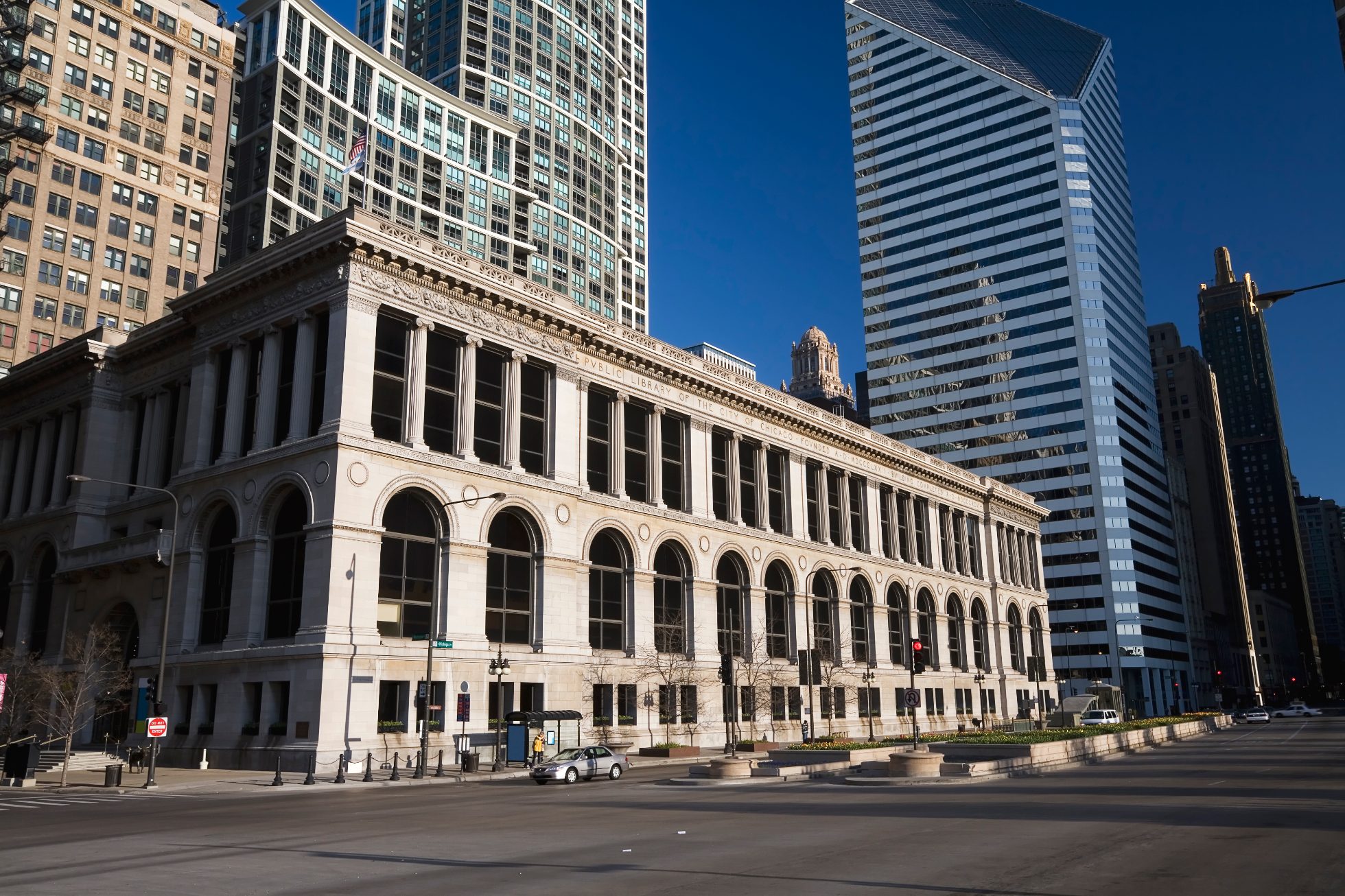 Widok z oddali na budynek Chicago Cultural Center