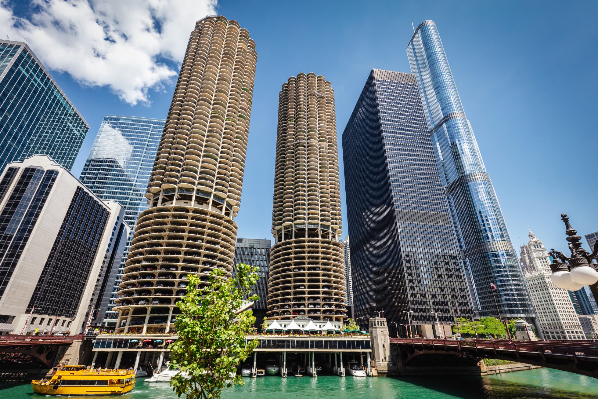 Widok na wieżowce Chicago z rzeki Chicago. Typowa chicagowska żółta łódź turystyczna na kanale Chicago River Downtown. Skyline nabrzeża pod pięknym letnim krajobrazem. Chicago, Illinois, USA, Ameryka Północna