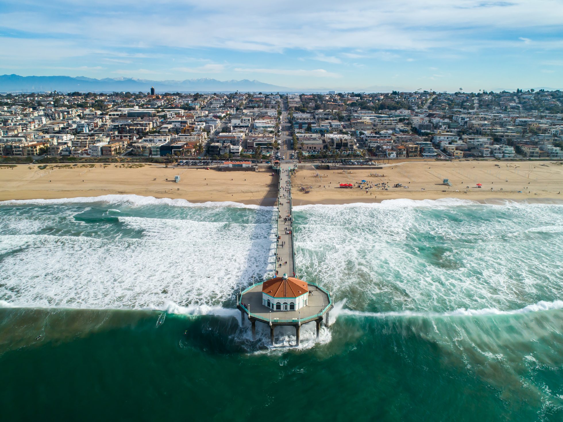 Plaża w Manhattan Beach, Kalifornia. Piasek, ocean, niebo.