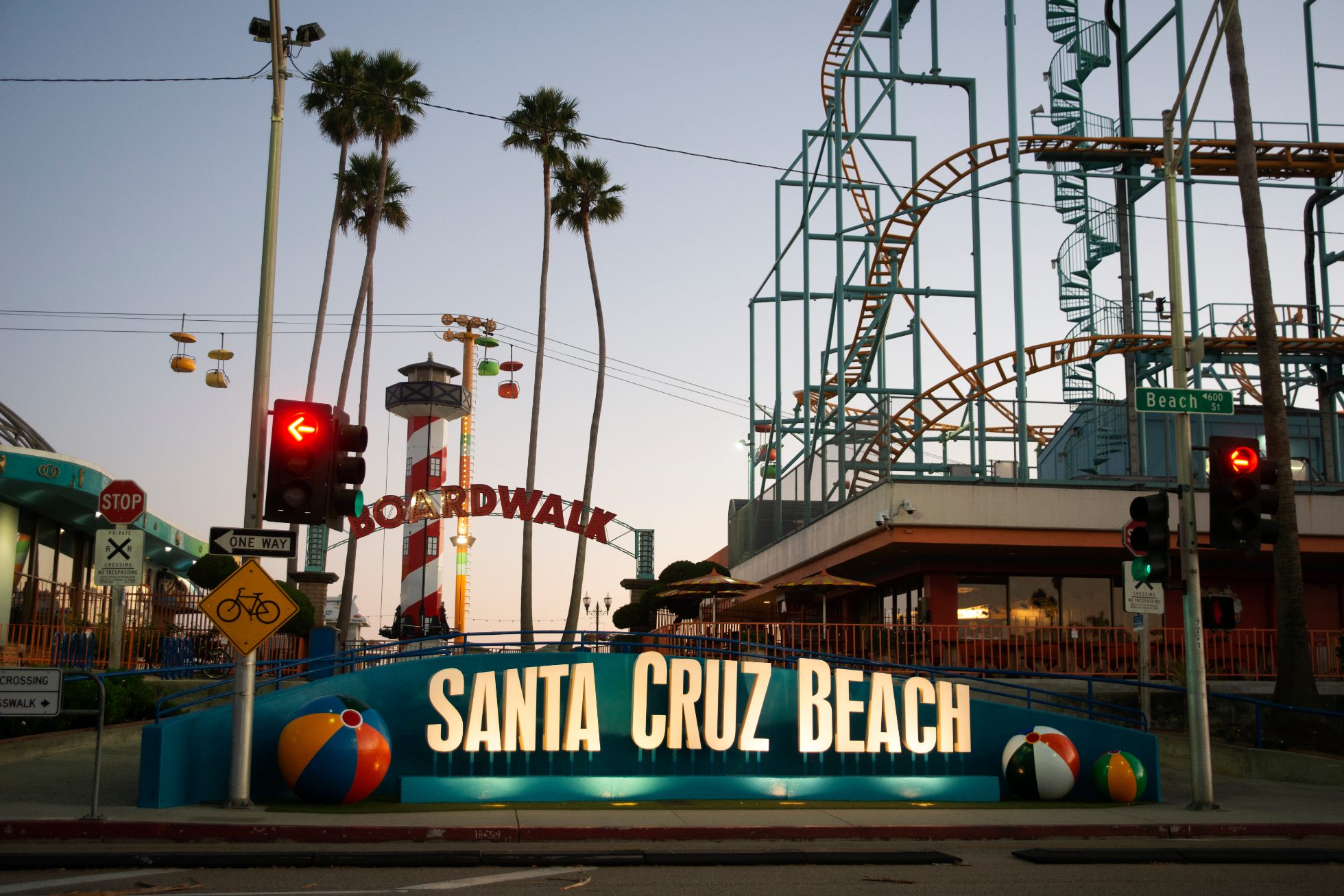 Plaża w Santa Cruz, Kalifornia. Piasek, fale oceanu, niebo bezchmurne.