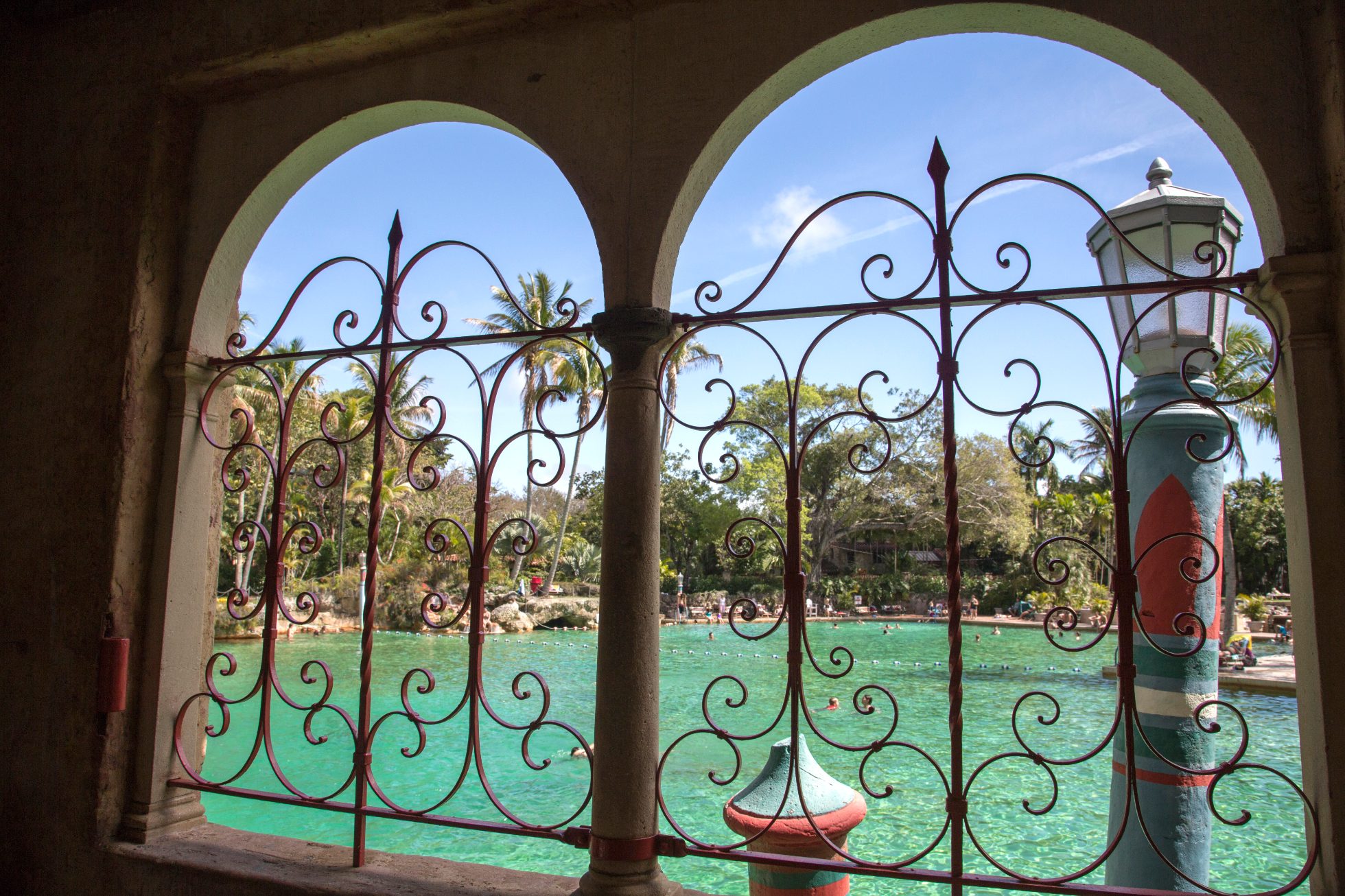Basen publiczny znany jako Venetian Pool w Coral Gables w Miami