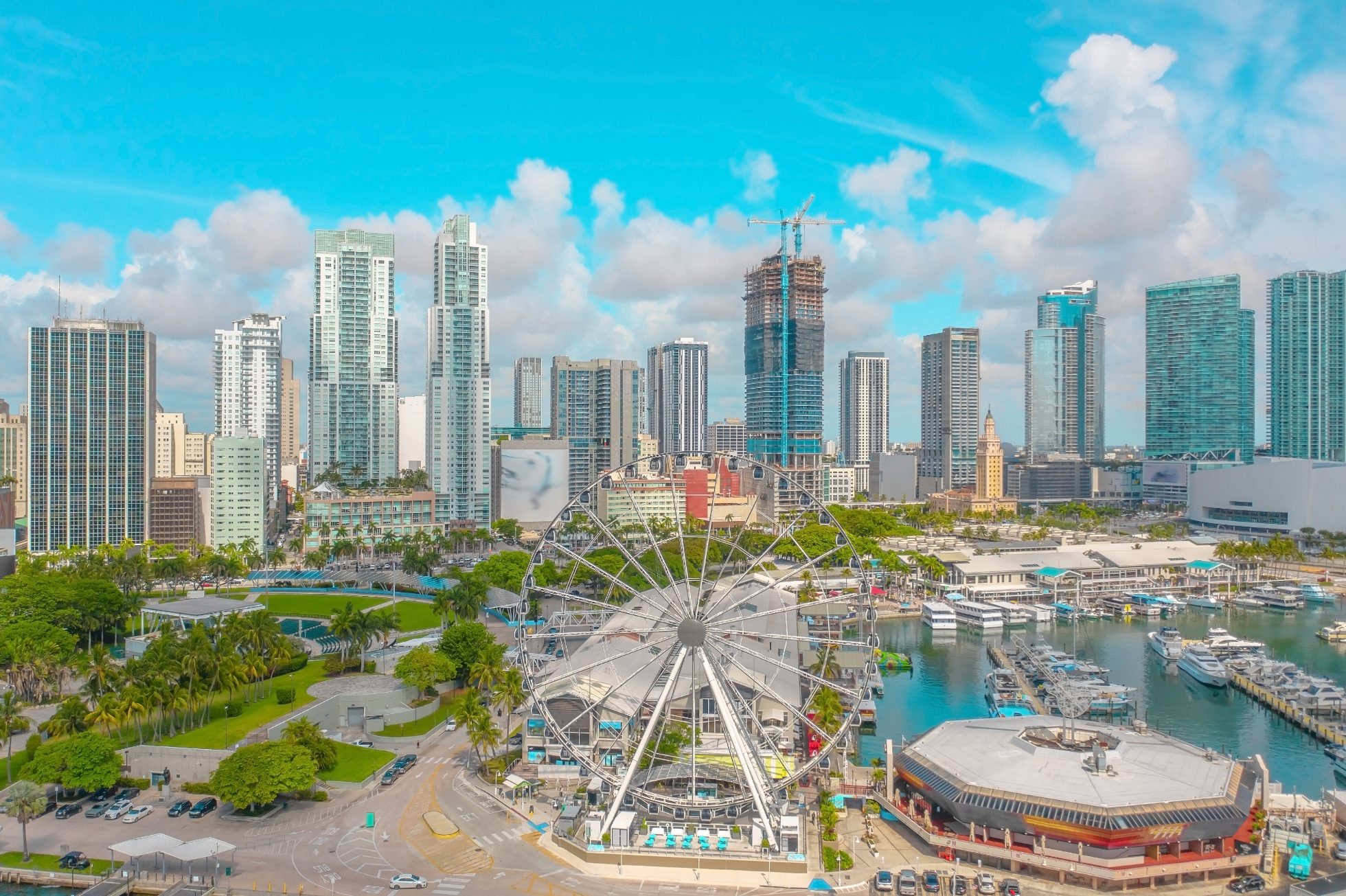Rozwijająca się panorama Miami w kadrze wraz ze słynną atrakcją turystyczną i diabelskim młynem z widokiem na miasto