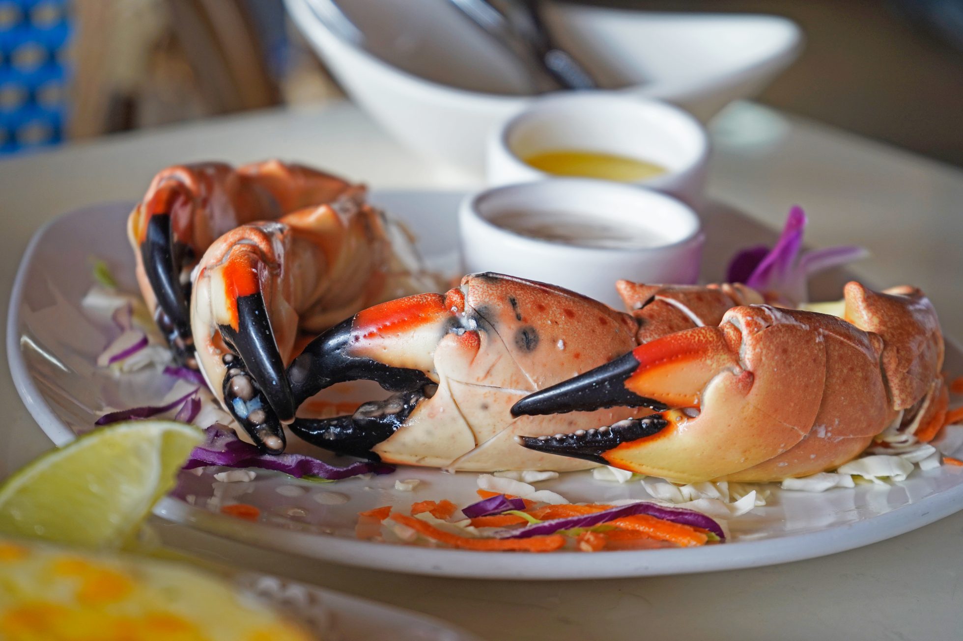 Krewetki na talerzu w restauracji
