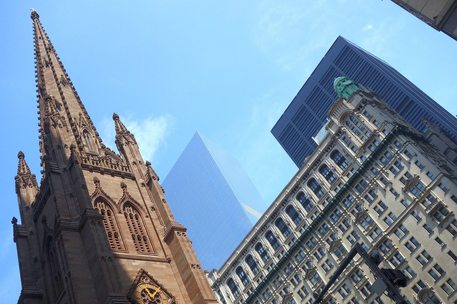 Widok z dołu na kościół św. Trójcy na Manhattanie w Nowym Jorku