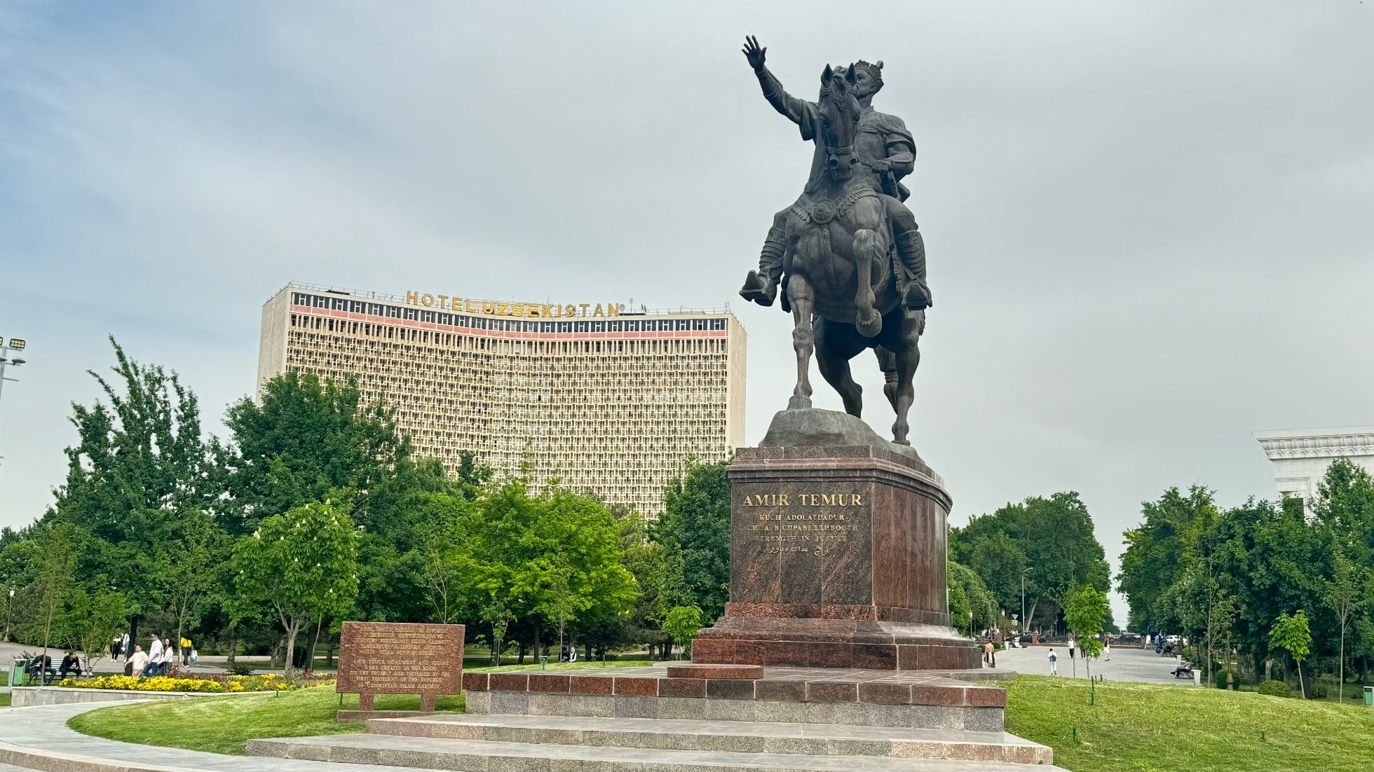 Pomnik Amira Timura na tle Hotelu Uzbekistan w Taszkencie