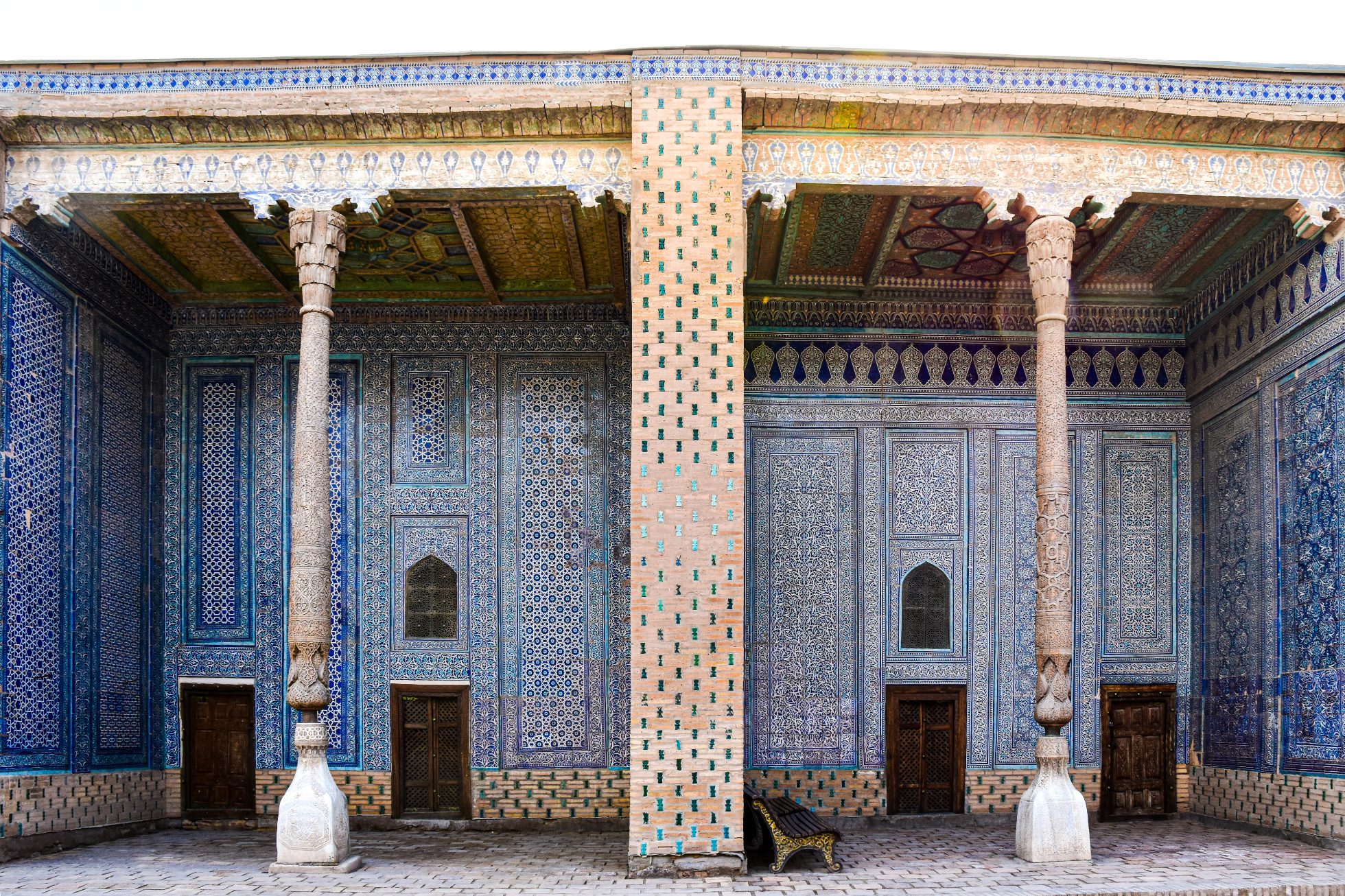 Na obrazku widzisz zabytkową architekturę Uzbekistanu w ciepłych odcieniach zachodzącego słońca.