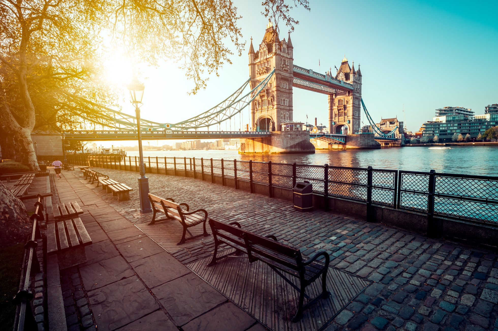 Bulwar nad Tamizą z mostem Tower Bridge w oddali