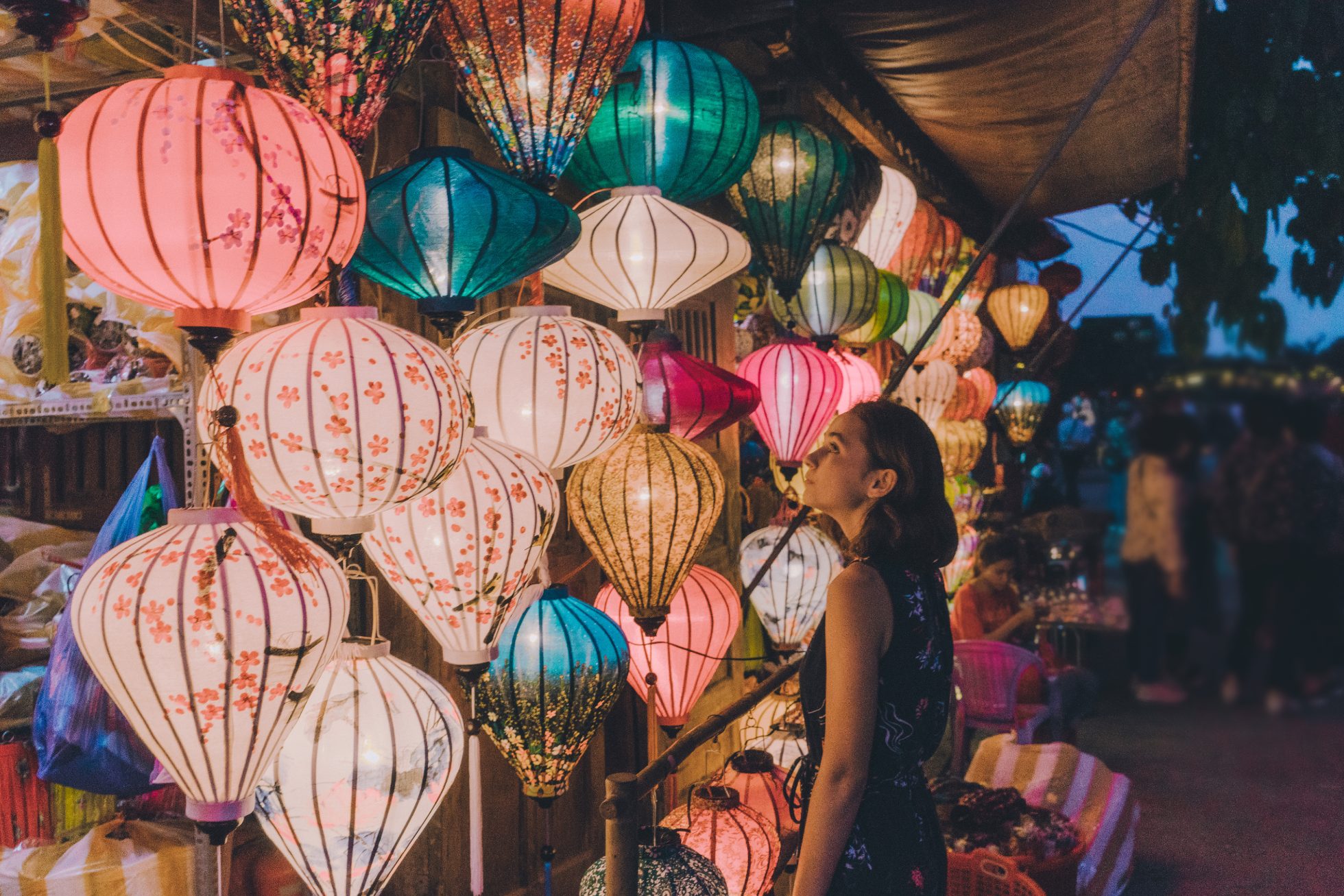 Kobieta wybierająca lampiony w Hoi An