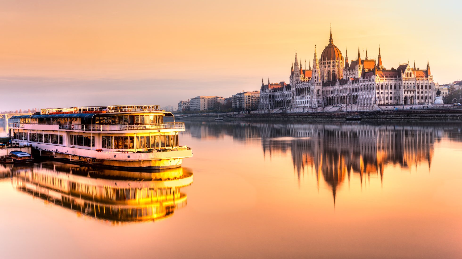 Widok na most i budynki w Budapeszcie.