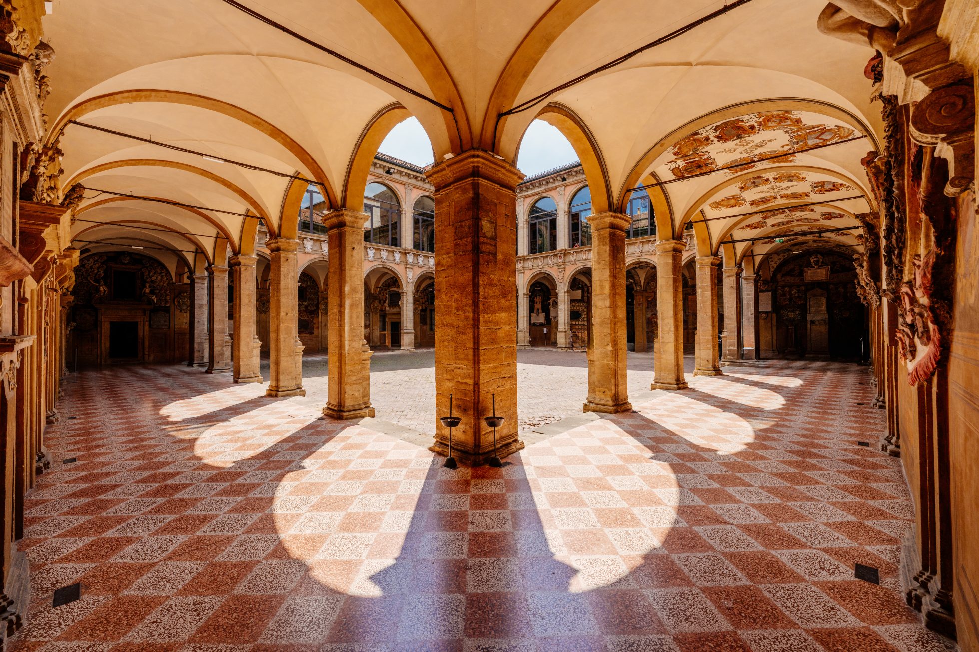 Dziedziniec Archiginnasio w Bolonii z wyjątkową renesansową architekturą.