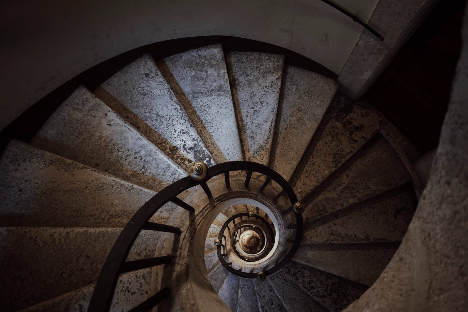 Widok z góry na spiralne schody Berniniego, kościoły Rzymu