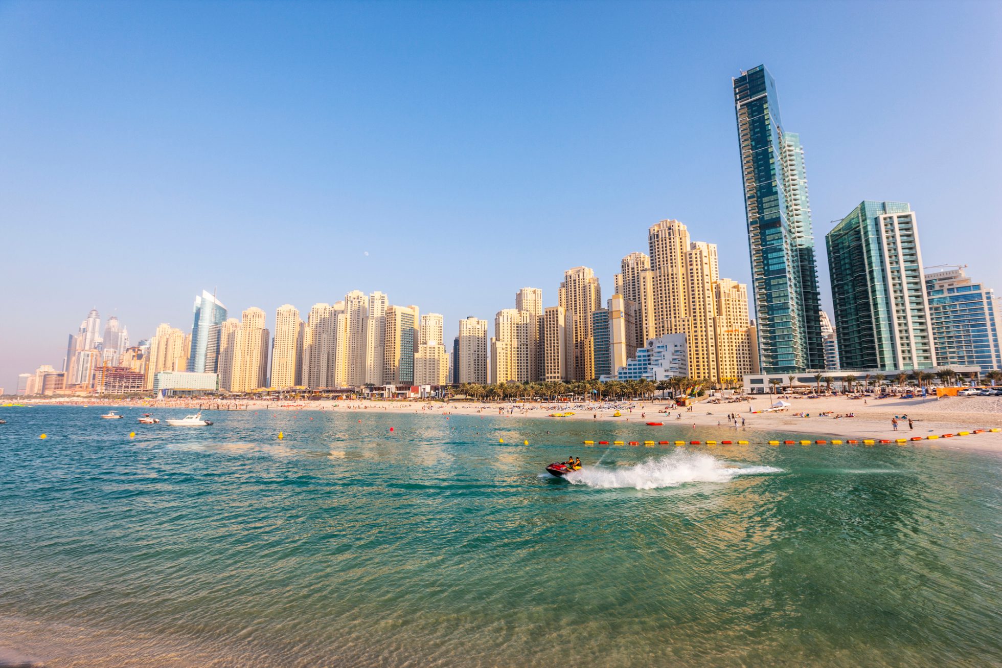 Widok na plażę JBR w Dubaju oraz nowoczesne budynki w dzielnicy Dubai Marina.