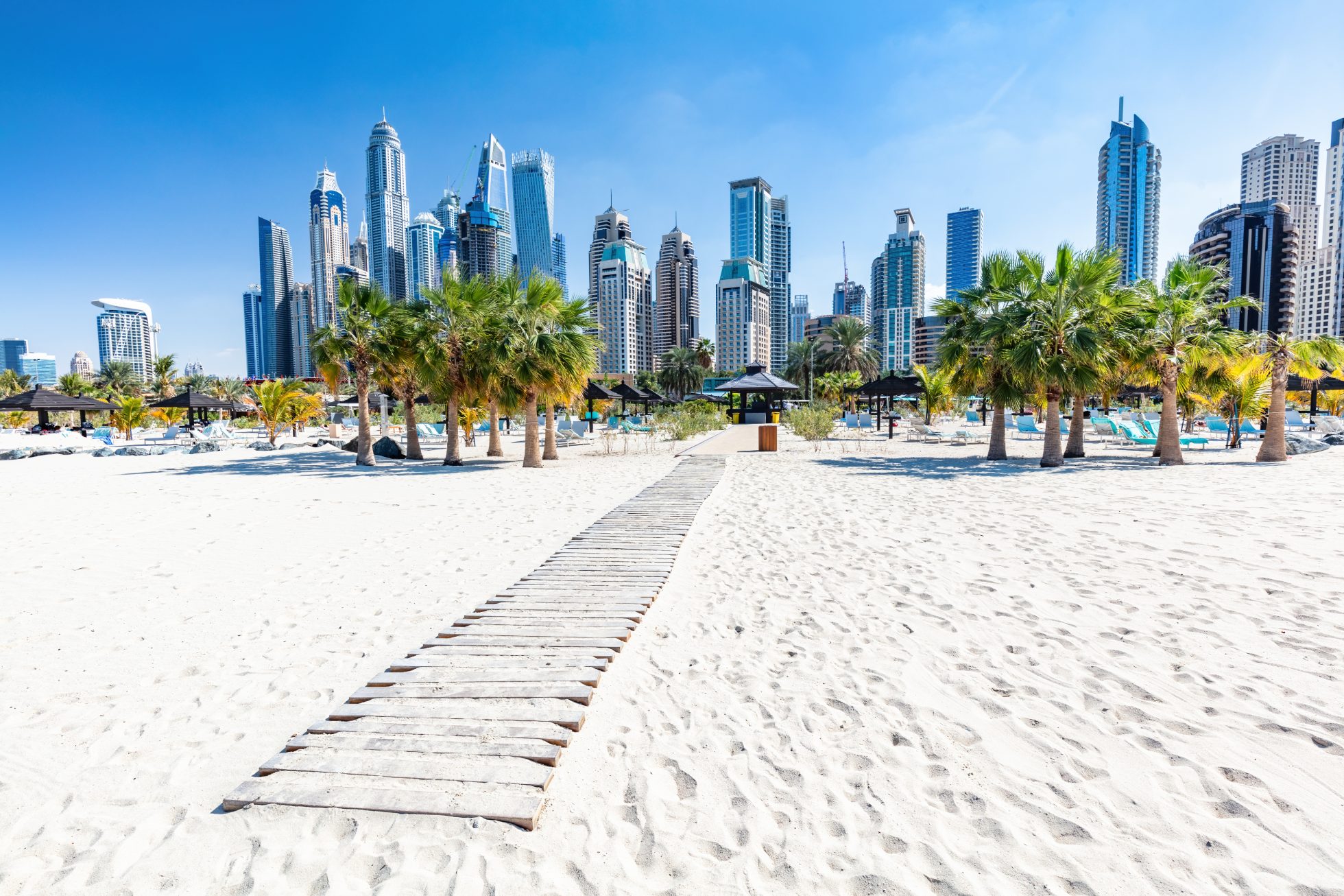Widok na plażę i wieżowe w Dubaju, Dubaj plaże
