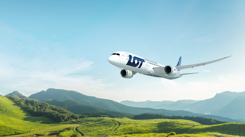 Samolot na tle zielonych wzgórz