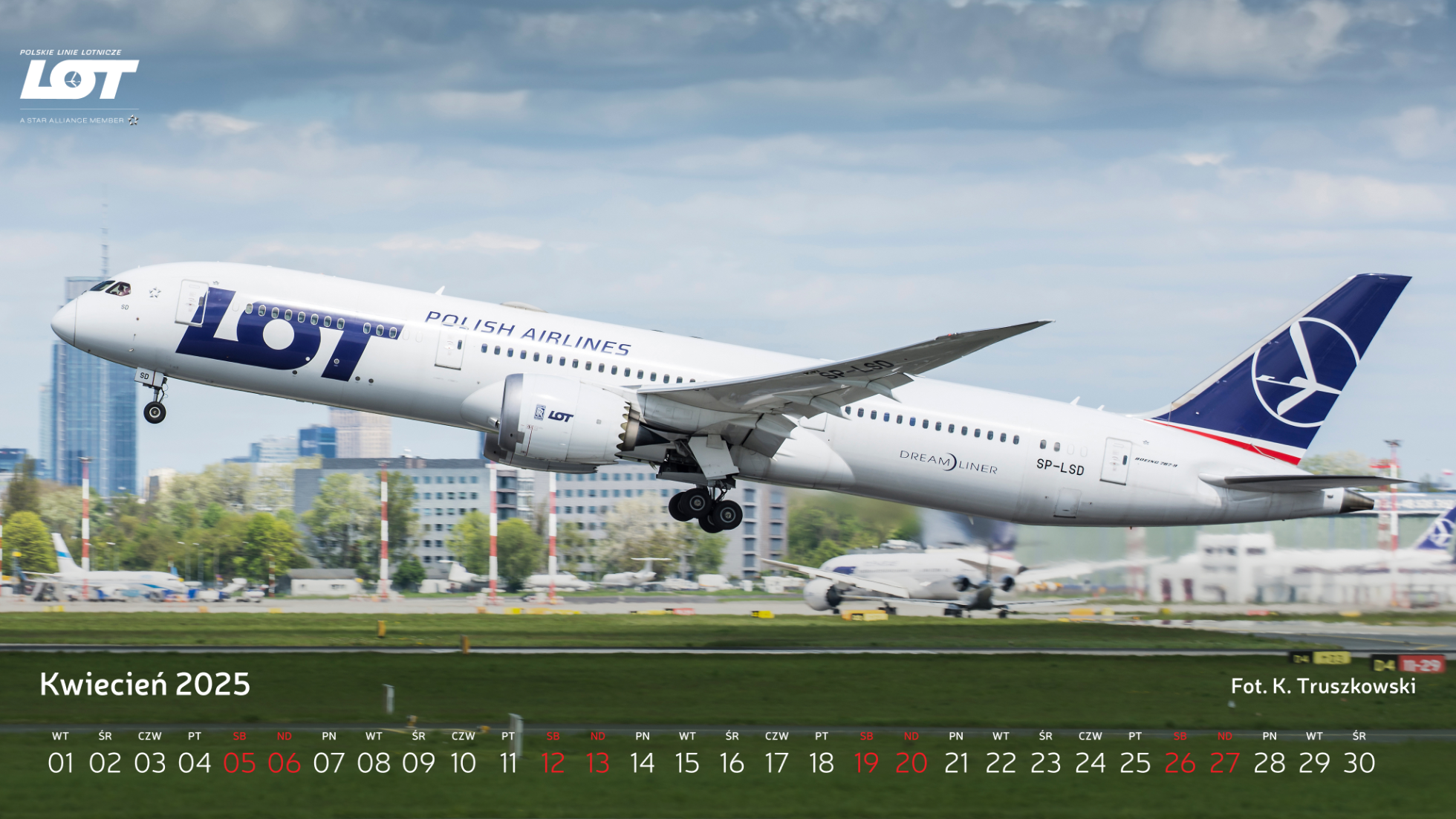 Samolot Boeing 787 Dreamliner Polskich Linii Lotniczych LOT startujący w słoneczny dzień z lotniska Chopina z Warszawą w tle