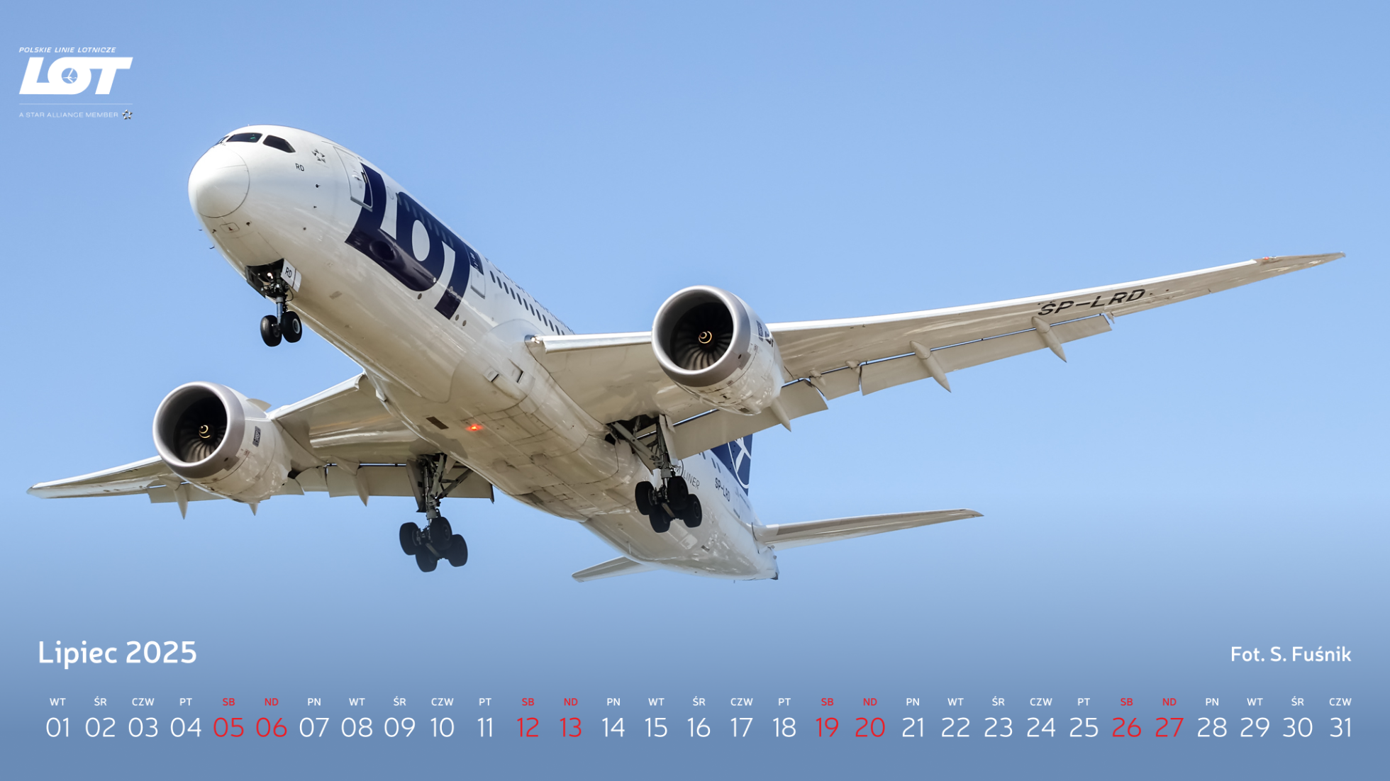 Boeing 787 Dreamliner w barwach PLL LOT podchodzący do lądowania na lotnisku w bezchmurny, słoneczny dzień