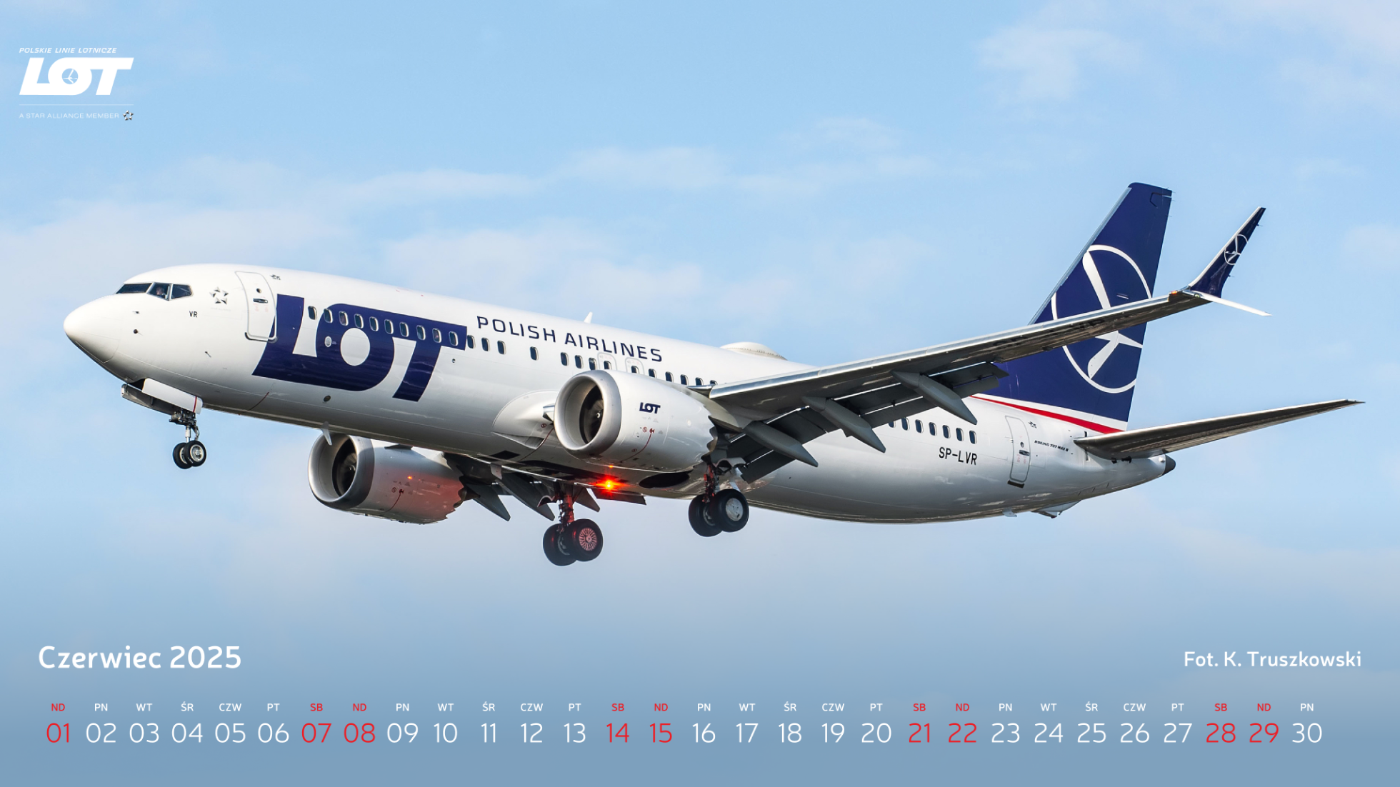Samolot Boeing 737 MAX 8 zbliża się do lądowania na tle błękitnego nieba.