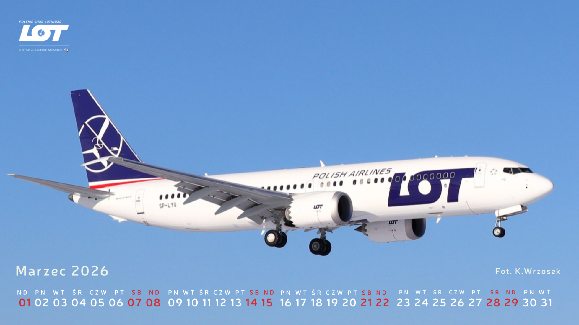 Samolot Boeing 737 MAX 8 w malowaniu LOT-u podchodzący do lądowania w bezchmurny dzień