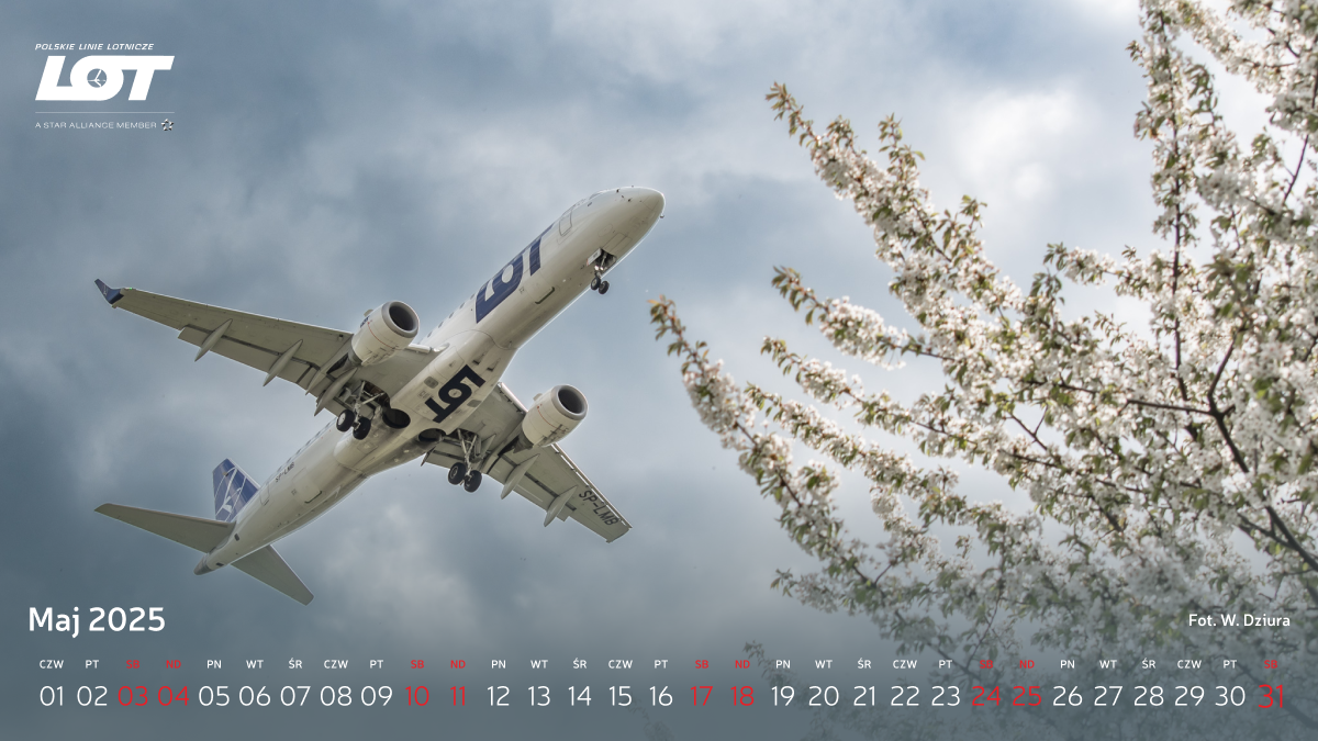 Embraer 190 zbliża się do lotniska w pochmurny dzień.